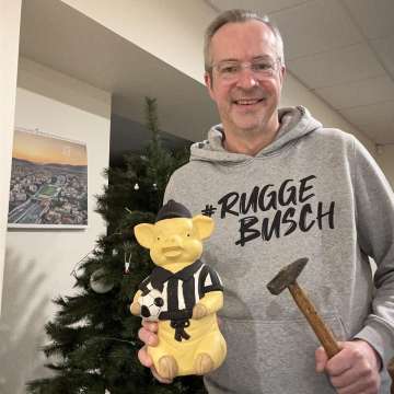 Sparschwein mit dem Hammer zu Leibe rückt